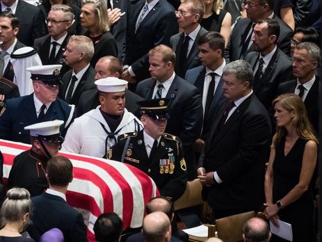 ﻿Екс-постпред США при ООН Пауер назвала невипадковим факт, що на прощанні з Маккейном Порошенко стояв поруч зі Столтенбергом