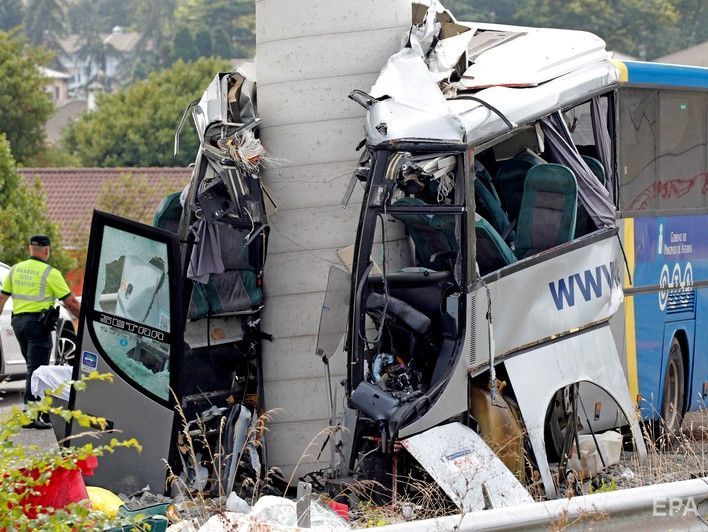 ﻿В Іспанії автобус врізався в опору моста, п'ятеро загиблих