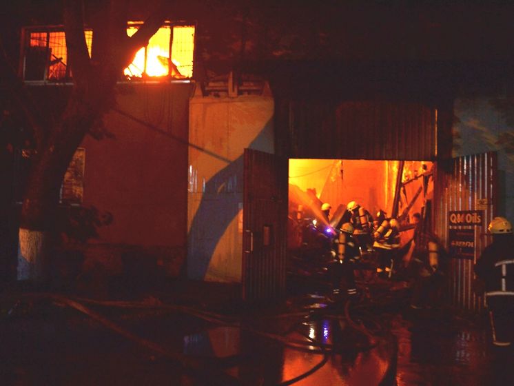 ﻿В Одесі сталася пожежа на СТО, постраждало четверо пожежників
