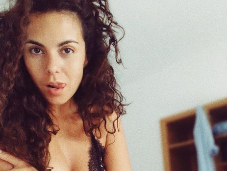 Каменских оголила ягодицы