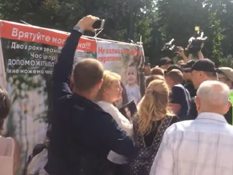 Возле Рады произошла потасовка между митингующими и полицией. Видео