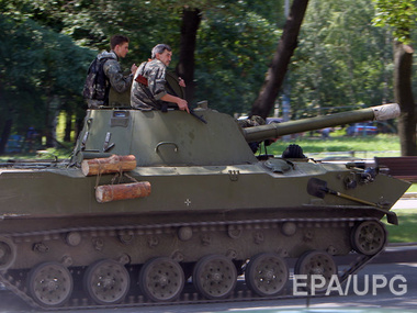 Террористы обстреливают Донецк из танков с украинскими флагами