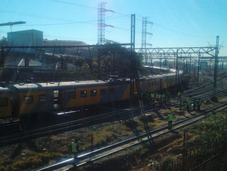 В ЮАР столкнулись два пассажирских поезда, пострадало более 100 человек