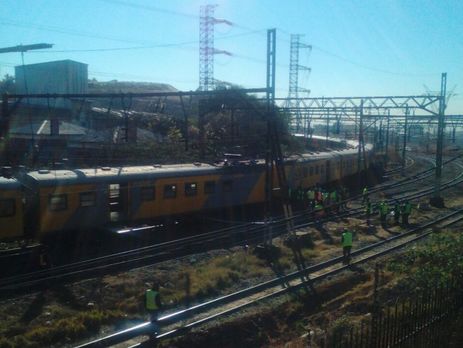 ﻿У ПАР зіткнулися два пасажирські потяги, постраждало понад 100 осіб
