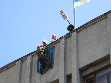 На здание Славянского горсовета вернули герб Украины
