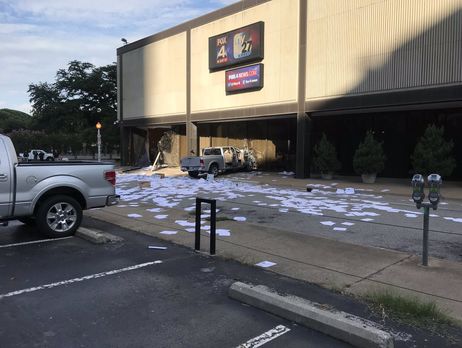 Мужчина на грузовике врезался в офис телекомпании Fox News в Далласе