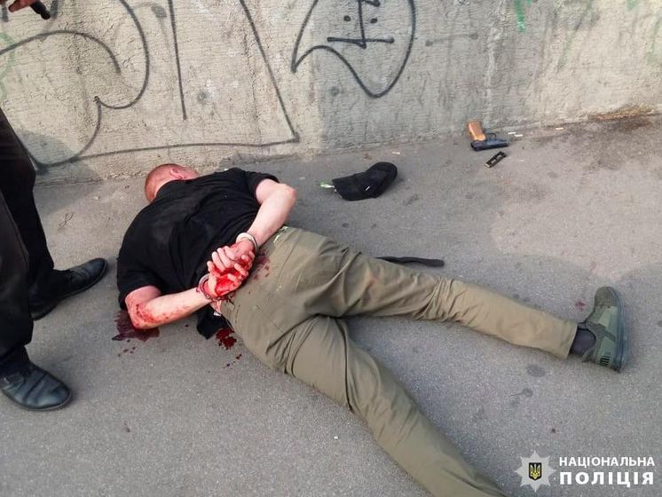 В Киеве мужчина открыл стрельбу в троллейбусе, пытаясь убежать от полиции