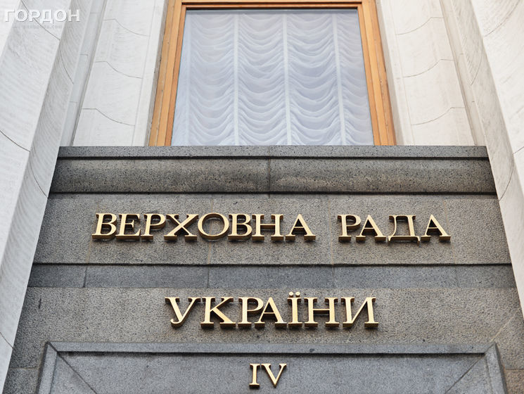Рада приняла за основу законопроект, который устанавливает лозунг "Слава Украине!" официальным приветствием ВСУ