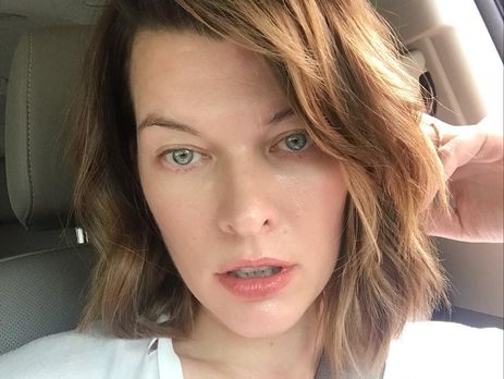 Без бюстгальтера, в колготках, прозрачных трусах. Йовович снялась для L'Express Styles