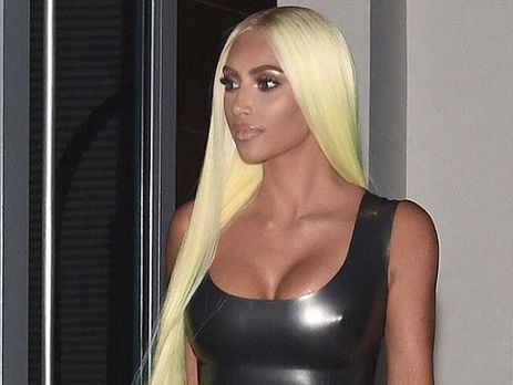 Кардашян показала, как выглядела 20 лет назад