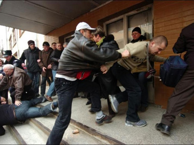 "Титушки" захватили дом одного из активистов Евромайдана. Милиция захват опровергает