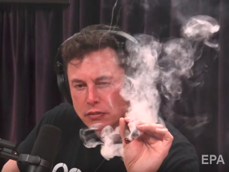 Маск курив марихуану у прямому ефірі