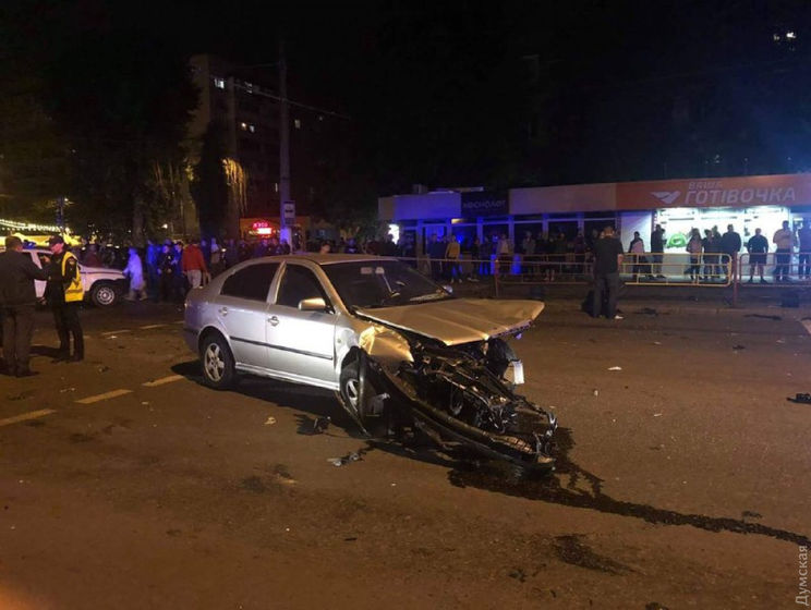 ﻿В Одесі два авто вилетіло на тротуар: три людини загинуло, ще четверо постраждали 