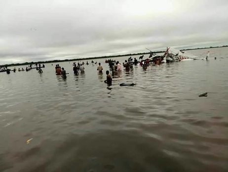 ﻿У Південному Судані літак упав в озеро, загинула 21 людина