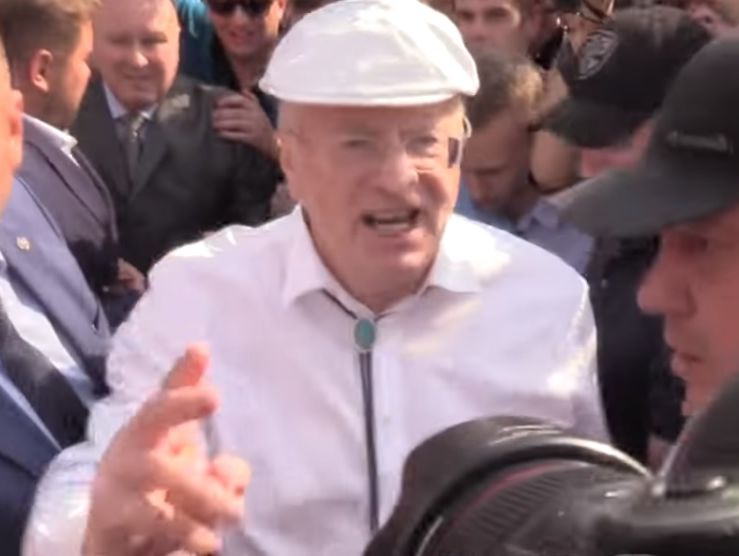 ﻿"Посаджу всіх на три роки! Я вам не Путін!" Жириновський у Москві кидався на учасників акції проти пенсійної реформи. Відео