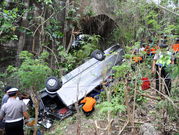 В Индонезии при аварии автобуса погиб по меньшей мере 21 человек