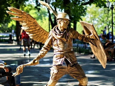В Одессе появилась живая статуя воина "Небесной сотни". Фоторепортаж