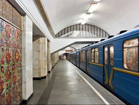 ﻿У київському метро чоловік кинувся під потяг, його госпіталізували