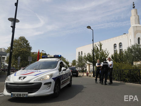 В Париже мужчина напал с ножом на людей