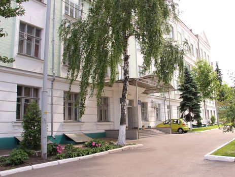 В Киеве восьмиклассник швырнул в учительницу стулом и ударил ее в спину ножницами