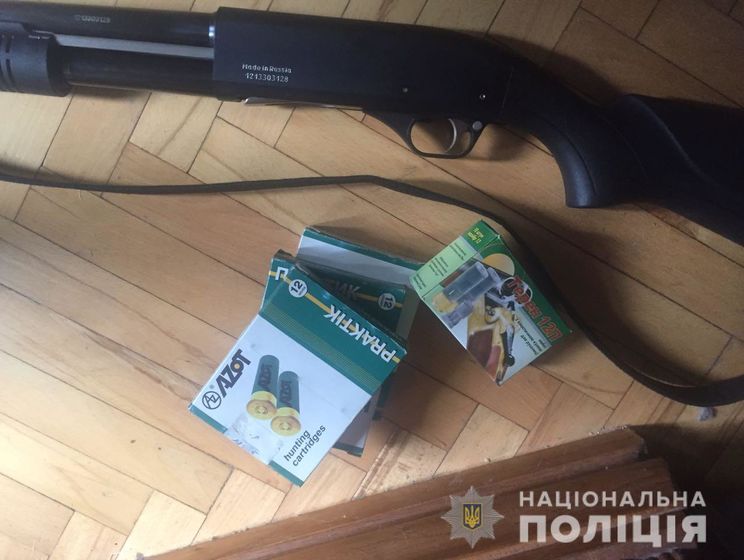 ﻿У Києві 61-річна жінка відкрила стрілянину з вікна своєї квартири і поранила 20-річну дівчину
