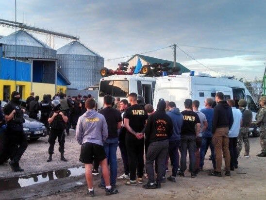 После попытки захвата элеватора в Харьковской области в полицию доставили 53 человека &ndash; Аброськин