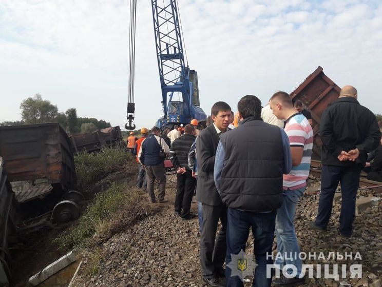 В Харьковской области пустые грузовые вагоны врезались в пассажирский поезд