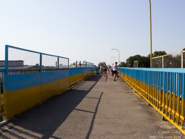В Стрые на Львовщине появился желто-голубой мост. Фоторепортаж