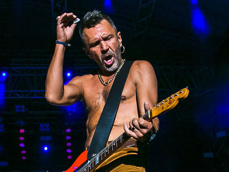 ﻿Шнуров уперше після розлучення із дружиною з'явився на публіці з новою супутницею