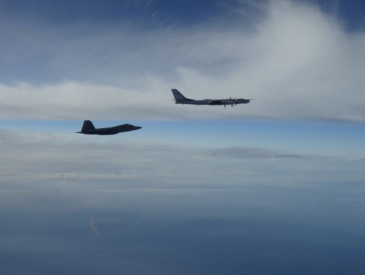﻿Поблизу Аляски американські винищувачі перехопили два російські бомбардувальники