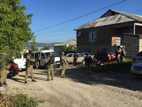 В аннексированном Крыму силовики проводят обыск у крымского татарина Белялова