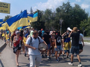 Харьковские активисты провели акцию у дома женщины, которая избивала евромайдановцев. Фоторепортаж