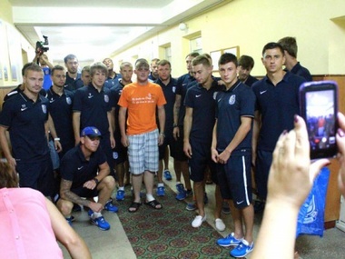 Футболисты одесского "Черноморца" посетили бойцов АТО в госпитале. Фоторепортаж