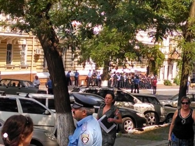 На акцию протеста возле здания МВД в Одессе вышли полтора десятка человек. Фоторепортаж