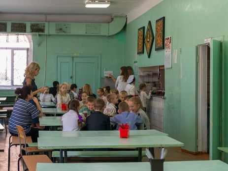 В Днепре школу, где массово отравились дети, закрыли на карантин