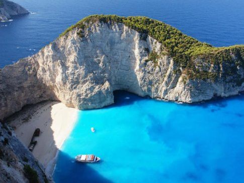 На популярном греческом острове Закинтос на пляж рухнула часть скалы