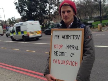 Украинец провел одиночный пикет у лондонского офиса Ахметова