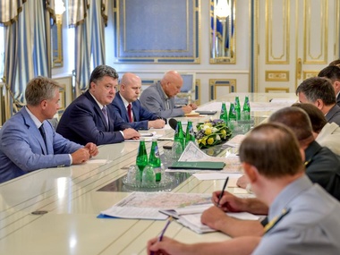 Порошенко проводит совещание с силовиками