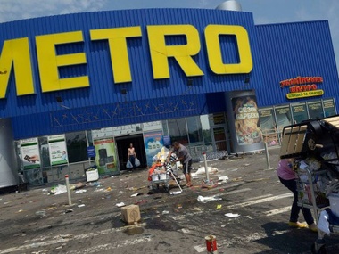 СМИ: В Луганске террористы третий день грабят гипермаркет "Метро"