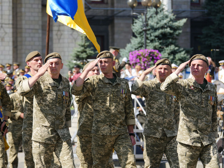 ﻿Порошенко і Гройсман заявили про збільшення з 2019 року зарплат військовослужбовців