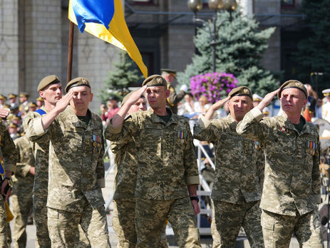 Порошенко и Гройсман заявили об увеличении с 2019 года зарплат военнослужащих