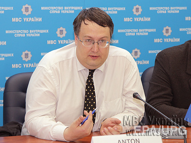 Советник главы МВД Геращенко: На военных заводах и в военкоматах установят тревожные кнопки
