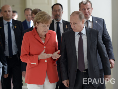 Путин обсудил с Меркель боевые действия на востоке Украины