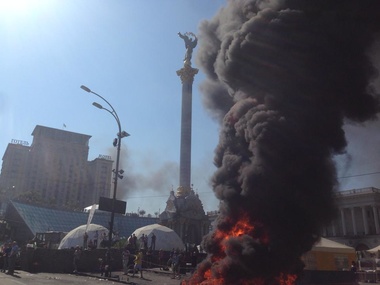 Люди с Майдана забрасывают камнями и коктейлями Молотова бойцов спецбатальона "Киев-1"
