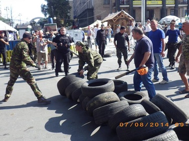 Люди с Майдана подожгли шины, протестуя против уборки баррикад коммунальщиками. Фоторепортаж