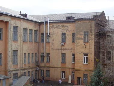 Горсовет: В Донецкую городскую больницу попал снаряд, один человек погиб
