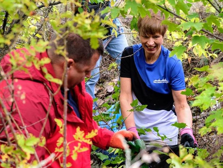 Президент Эстонии приняла участие в уборке парка в Днепре