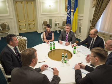 Расмуссен обсудил с Яценюком усиление поддержки НАТО