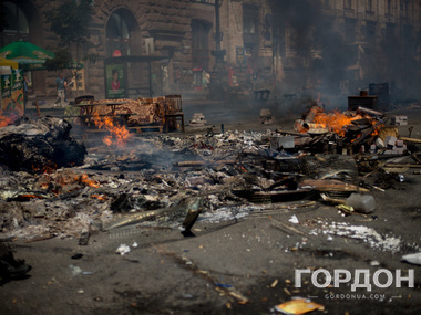 В центре Киева построили новые баррикады и разобрали брусчатку