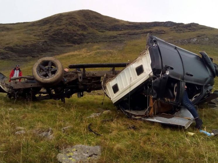 ﻿На Закарпатті двоє туристів загинуло, зірвавшись із гори на автомобілі